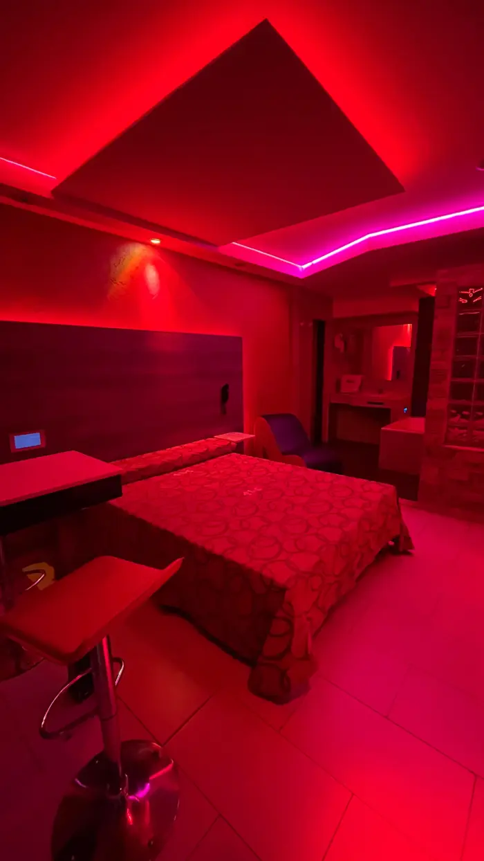 Suite temática con hidromasaje en telo TBC de Loma Hermosa, ideal para escapadas románticas