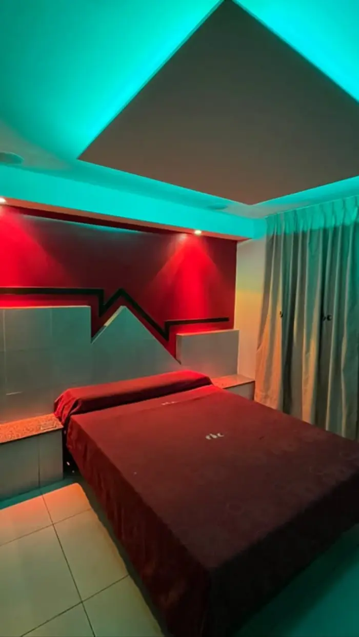 Habitación con luces rojas para parejas en el telo TBC, hotel discreto en Loma Hermosa
