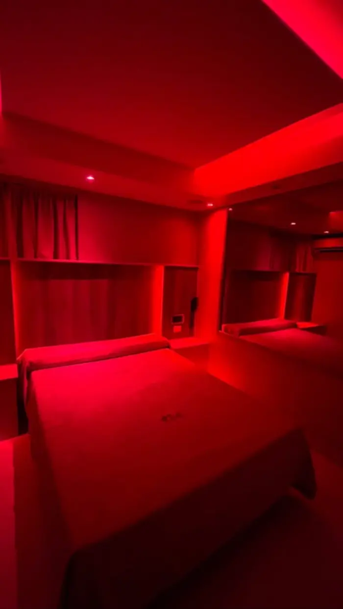 Suite con hidromasaje y ambientación romántica en el albergue TBC de Loma Hermosa