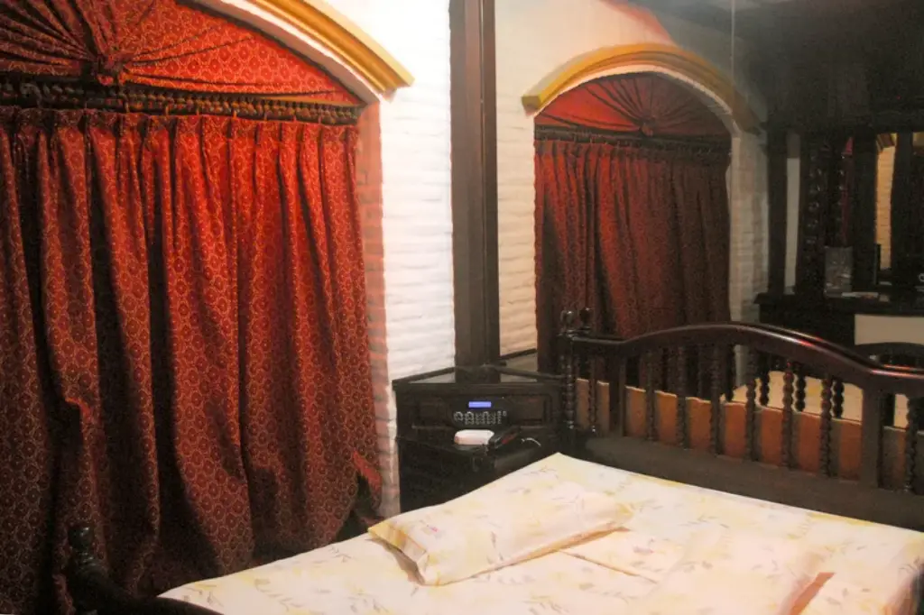 Habitación futurista en la suite Ovni del telo Cats en Florencio Varela