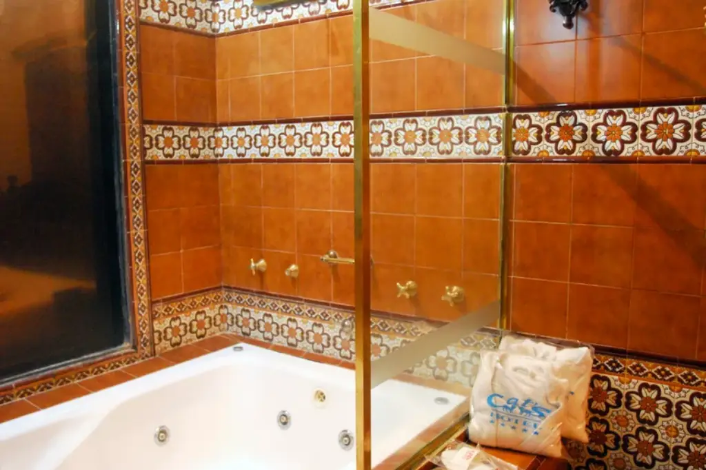 Suite 1900 con decoración antigua y bañera con hidromasaje en albergue Cats