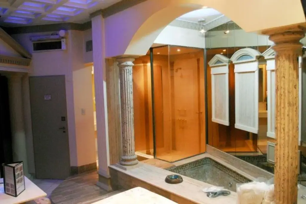 Hotel alojamiento con suite Romana, jacuzzi redondo y columnas en Florencio Varela