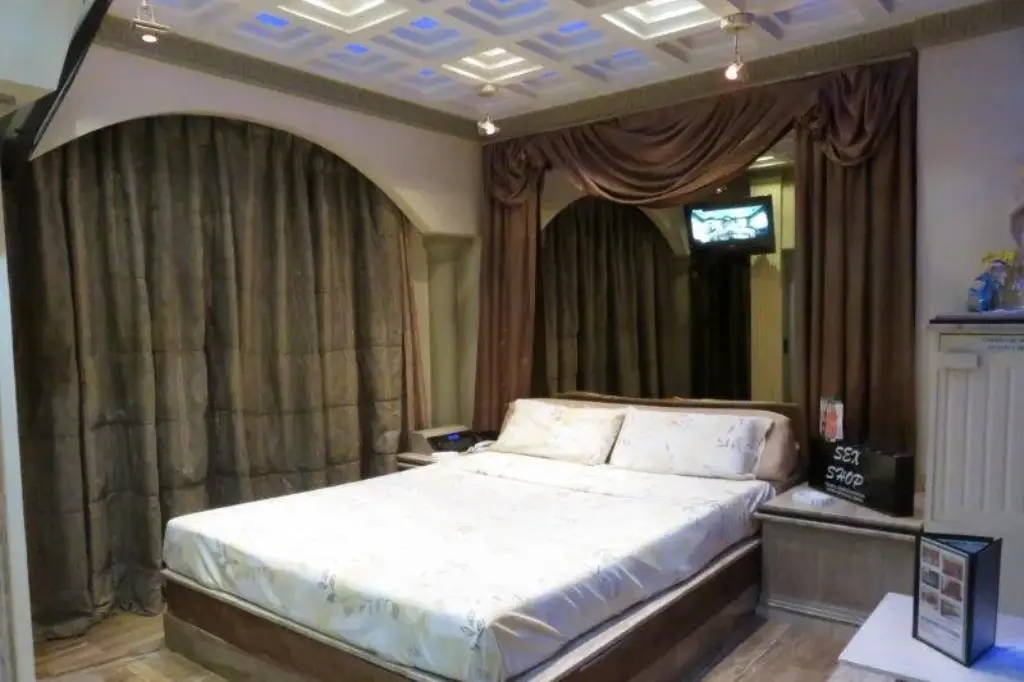 Telo Cats Florencio Varela con suite temática espacial y ducha cilíndrica