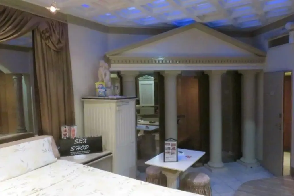 Suite estilo 1900 con cama king y luces tenues en albergue transitorio Cats Varela