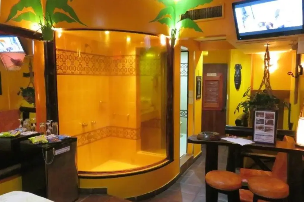 Suite Tropical con ducha transparente en Florencio Varela