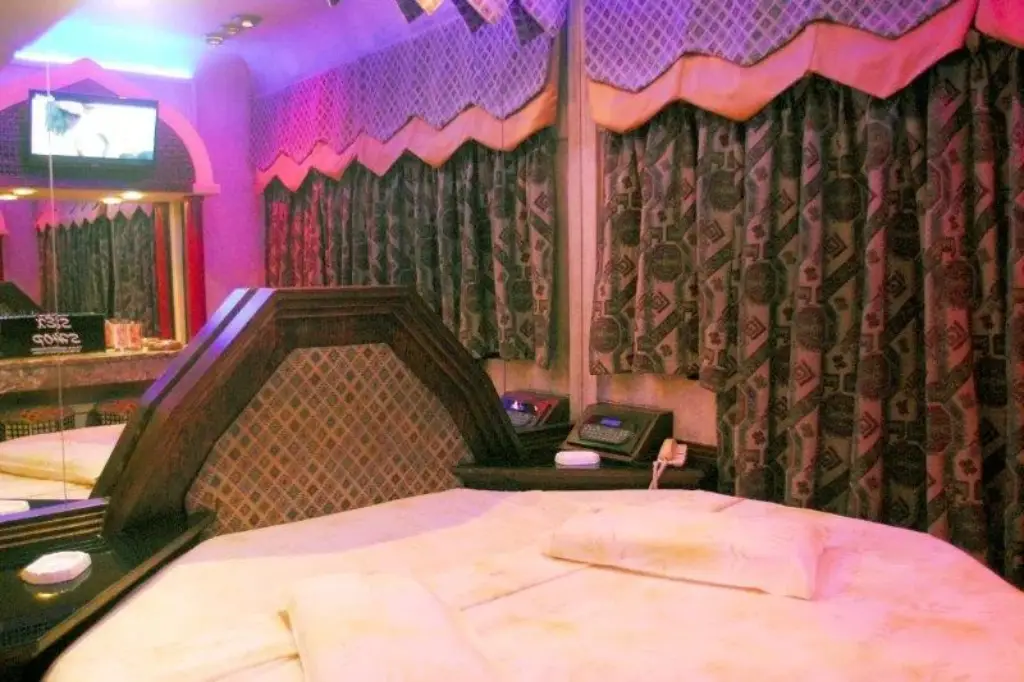 Suite Romana con columnas y jacuzzi en Florencio Varela