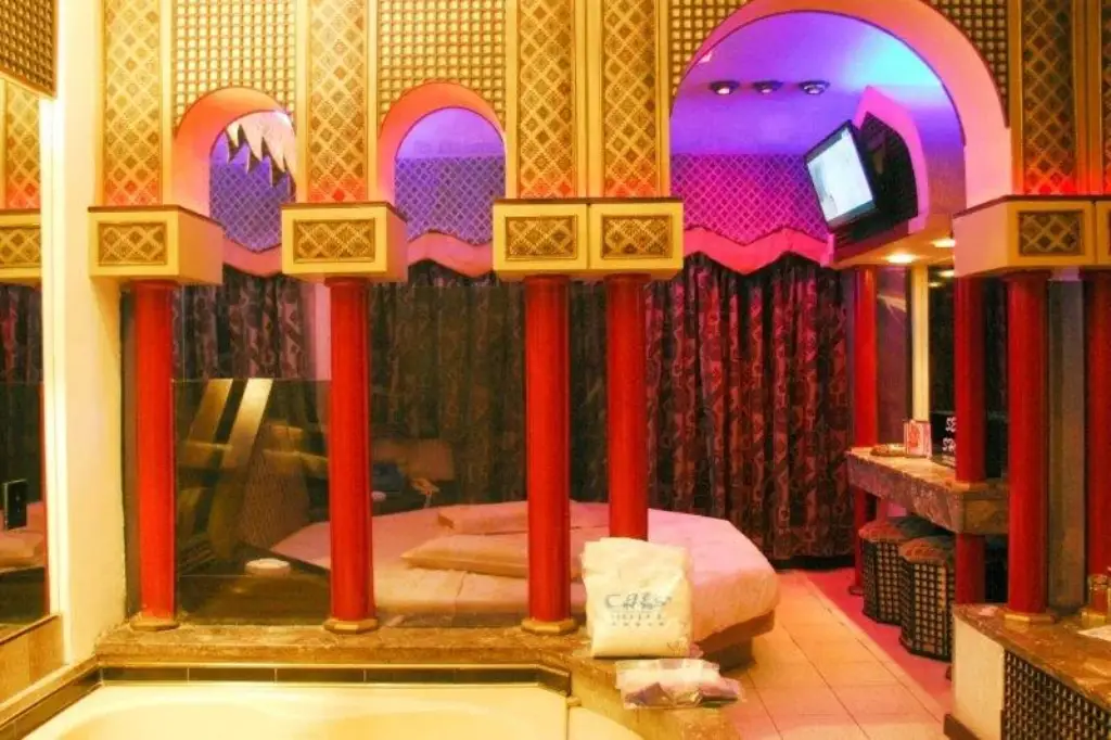 Suite temática Ovni con luces futuristas y ducha acrílica en telo Cats Florencio Varela