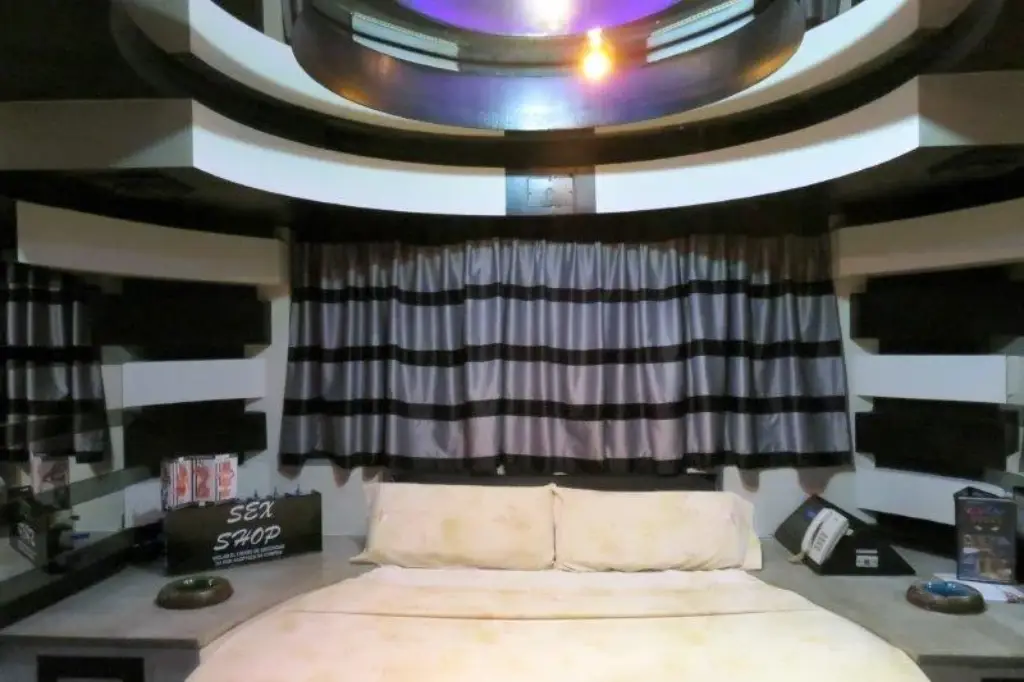 Suite estilo 1900 con hidromasaje clásico en albergue transitorio Cats Varela