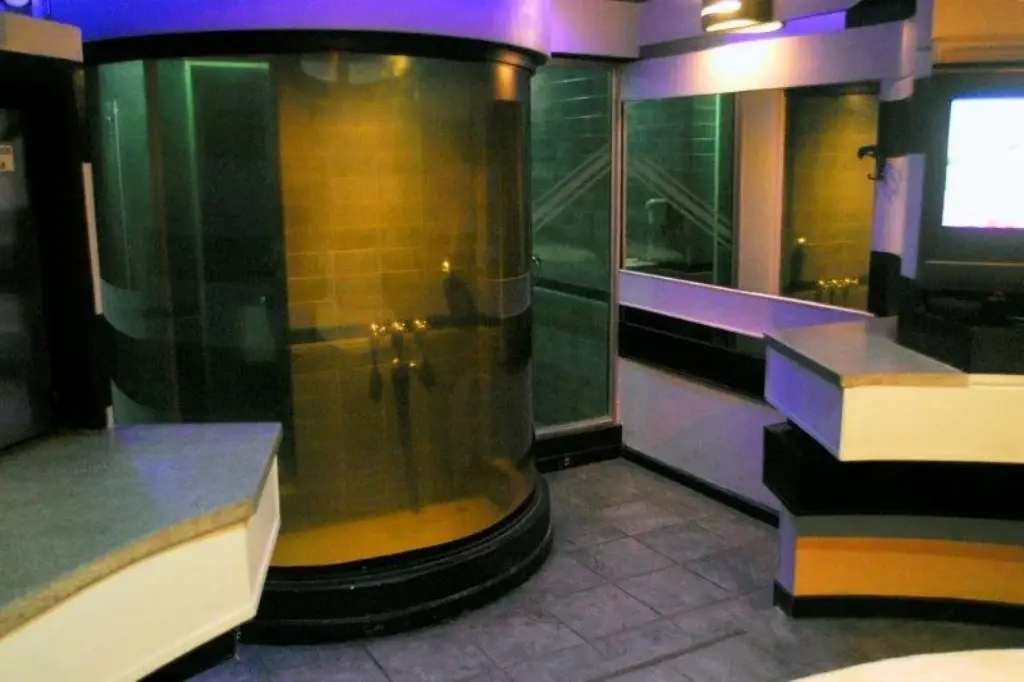 Suite Romana con columnas, jacuzzi y ambientación erótica en Hotel Cats Florencio Varela