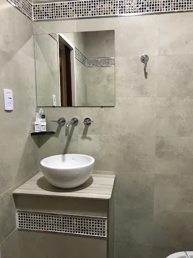 Habitación íntima con cochera privada en Berazategui