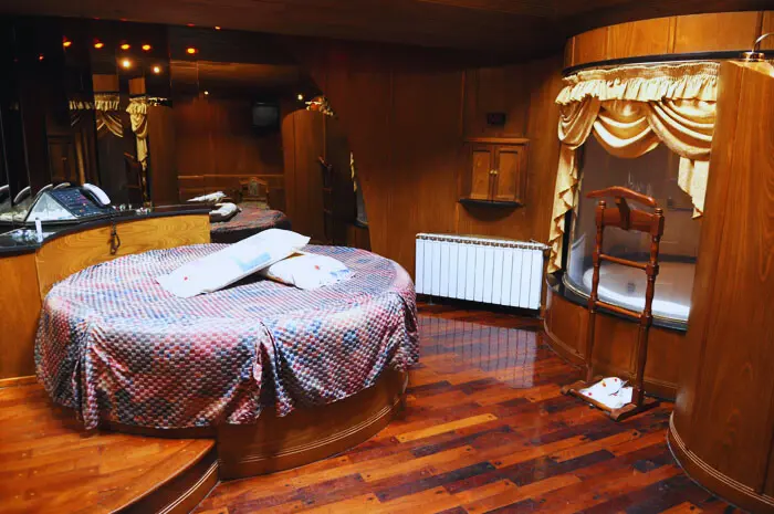 Suite con diseño moderno para parejas en Hotel Alojamiento Eros Quilmes Oeste