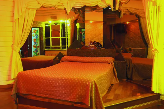 Suite romántica con luces tenues en Hotel Eros Quilmes Oeste