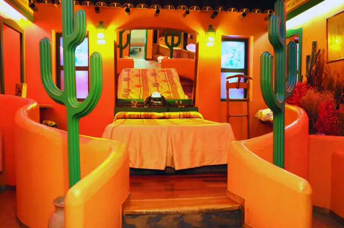 Habitación íntima con TV y ambientación cálida en telo Eros Quilmes Oeste