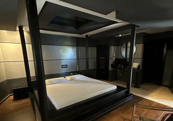 Suite para parejas con luces LED y decoración íntima en Quilmes