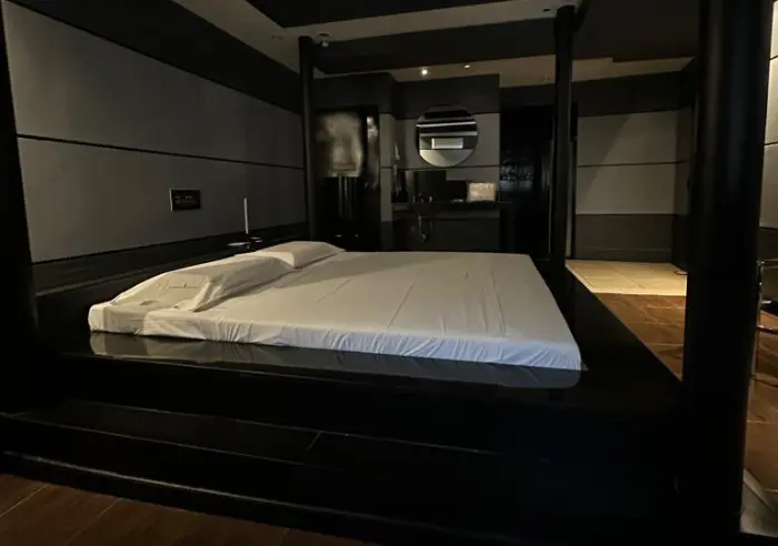 Suite elegante con jacuzzi doble en Hotel Impasse Quilmes