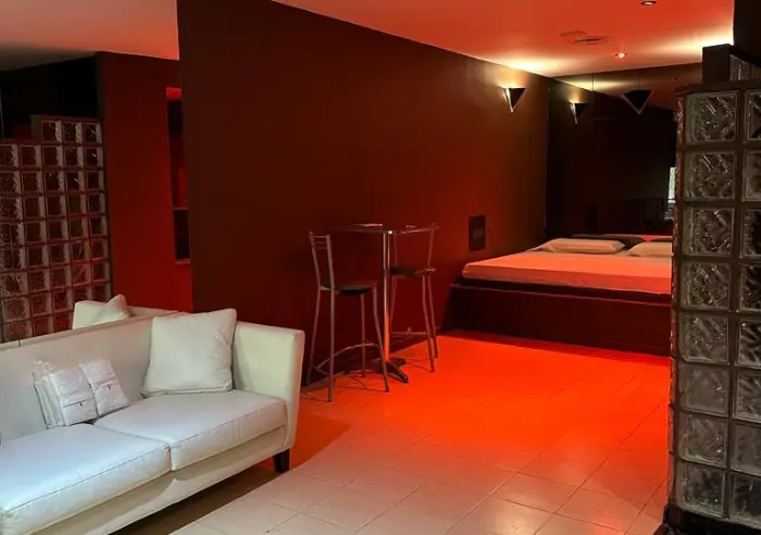 Habitación con luces románticas en Quilmes