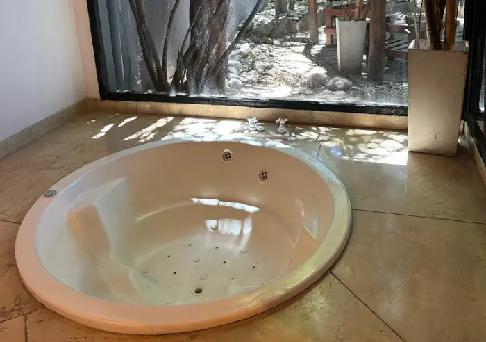 Suite con jacuzzi y luces tenues en Hotel Impasse Quilmes