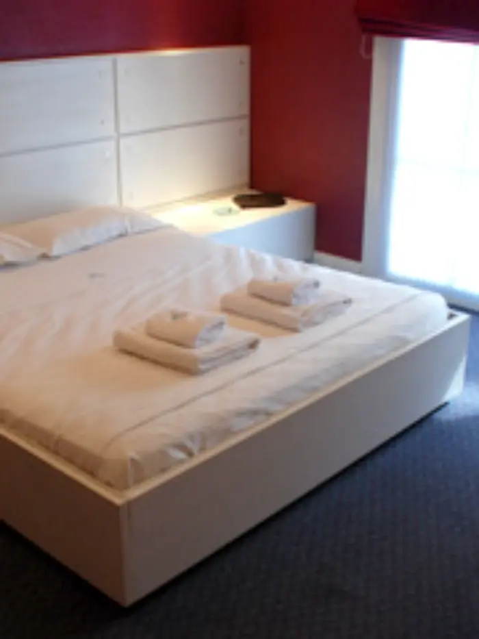 Albergue para parejas con cochera individual en Hotel Lighuel Ezeiza