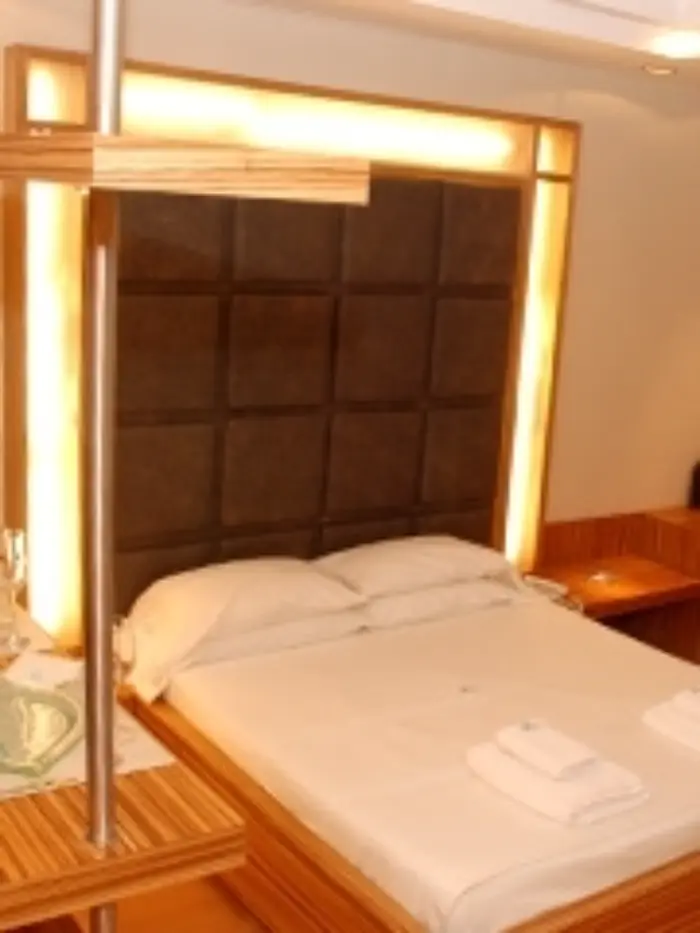 Suite con cama redonda y luces LED en telo Lighuel Ezeiza