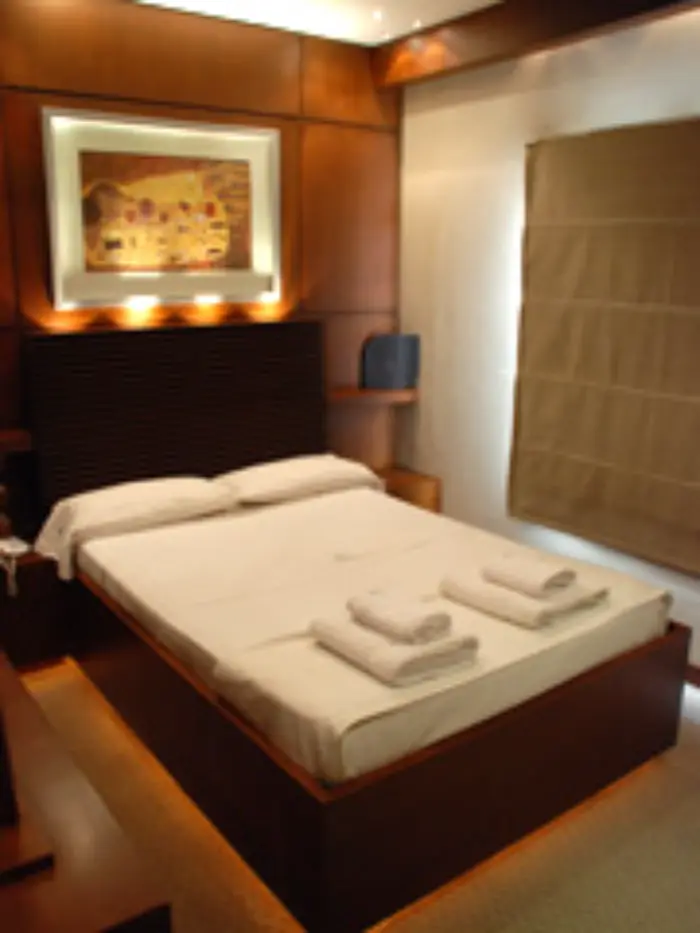 Habitación elegante con frigobar y TV en Hotel Alojamiento Ezeiza