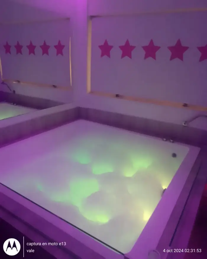 Habitación íntima con luces tenues en Hotel Alojamiento Los Pinos Almirante Brown