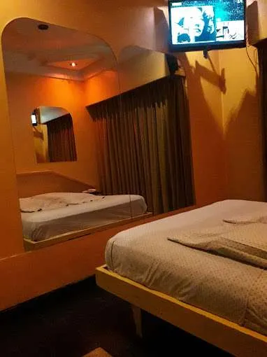 Habitación moderna con TV y frigobar en hotel alojamiento Florencio Varela