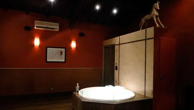 Albergue transitorio con cochera cerrada y entrada discreta en Florencio Varela