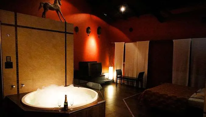 Habitación con frigobar, TV LED y ambientación íntima en Hotel Mi Refugio Varela