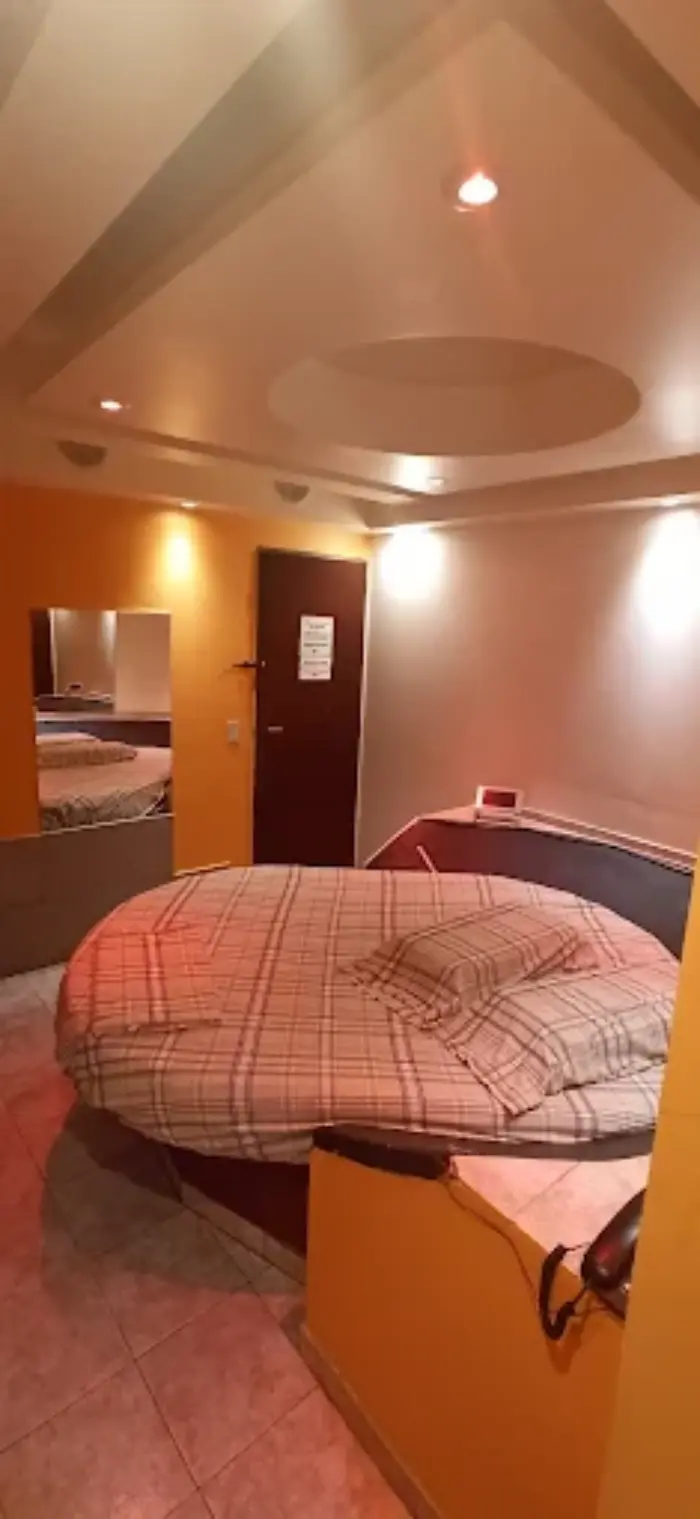 Habitación elegante con TV y minifrigo en Solano