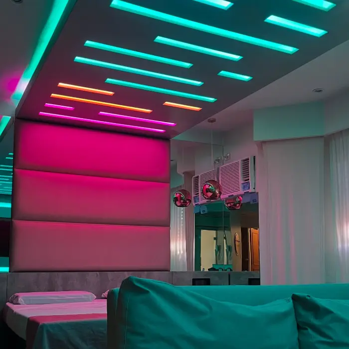 Suite con hidromasaje redondo y espejo en techo en Hotel Nic Monte Grande