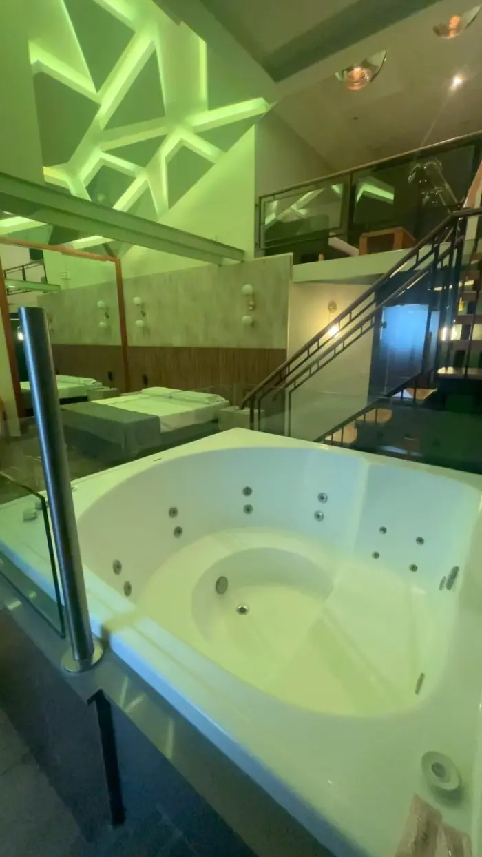 Hotel alojamiento con habitación moderna y decoración sensual en Monte Grande