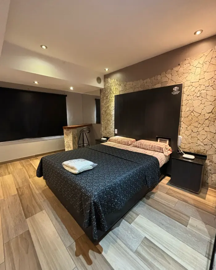 Suite clásica con detalles románticos en Hotel Olimpo Monte Grande