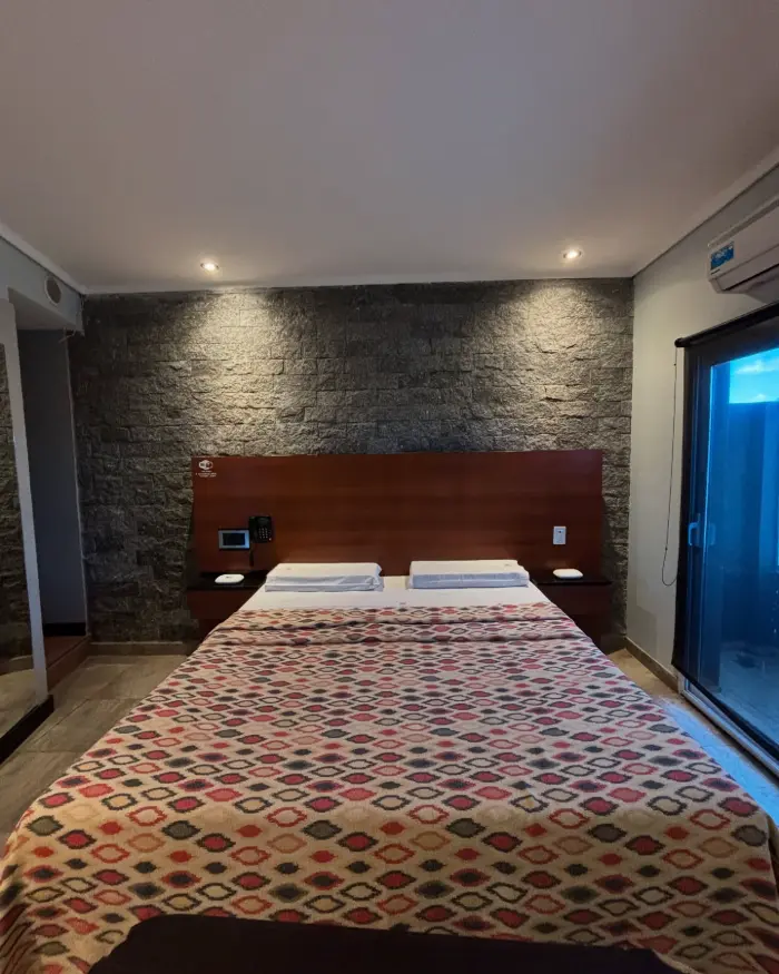 Habitación elegante con frigobar y TV en telo Olimpo Monte Grande