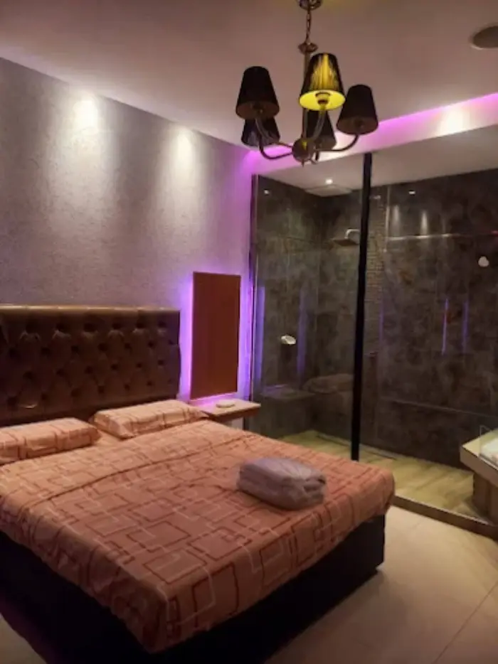 Habitación íntima con cochera privada en Monto Grande