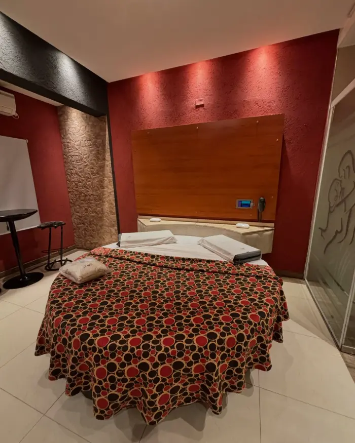 Habitación elegante con TV y frigobar en Monto Grande