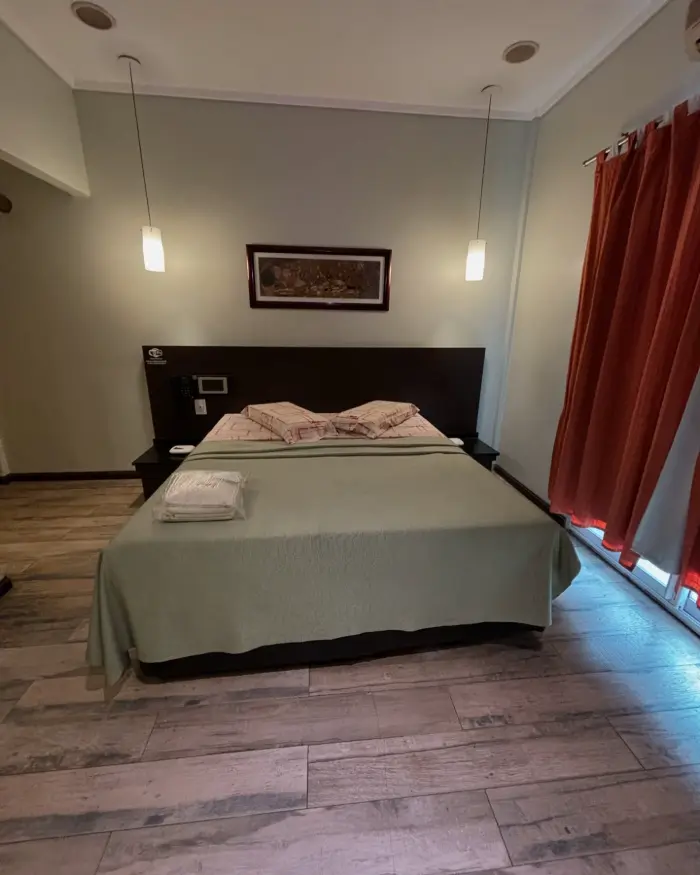 Habitación elegante con TV y frigobar en Monto Grande