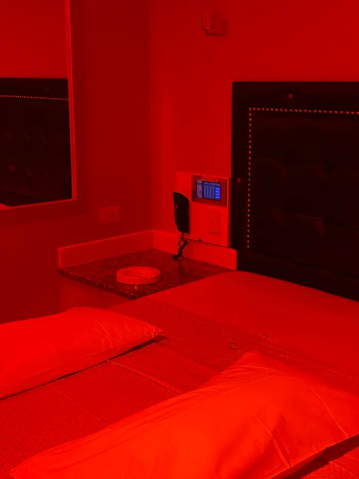 Cochera cerrada y ambiente íntimo en Susurros