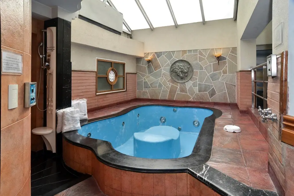 Suite con sauna, cama king y detalles de lujo en Torre de los Lagos