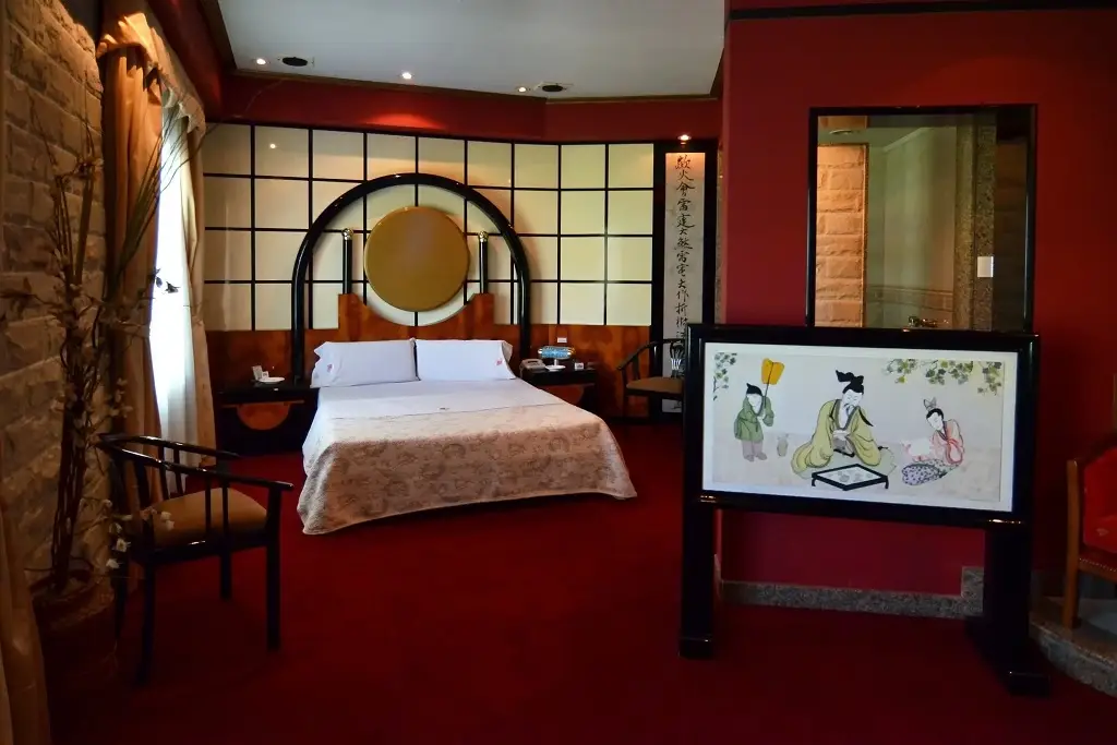 Albergue transitorio Torre de los Lagos con suite temática en zona sur