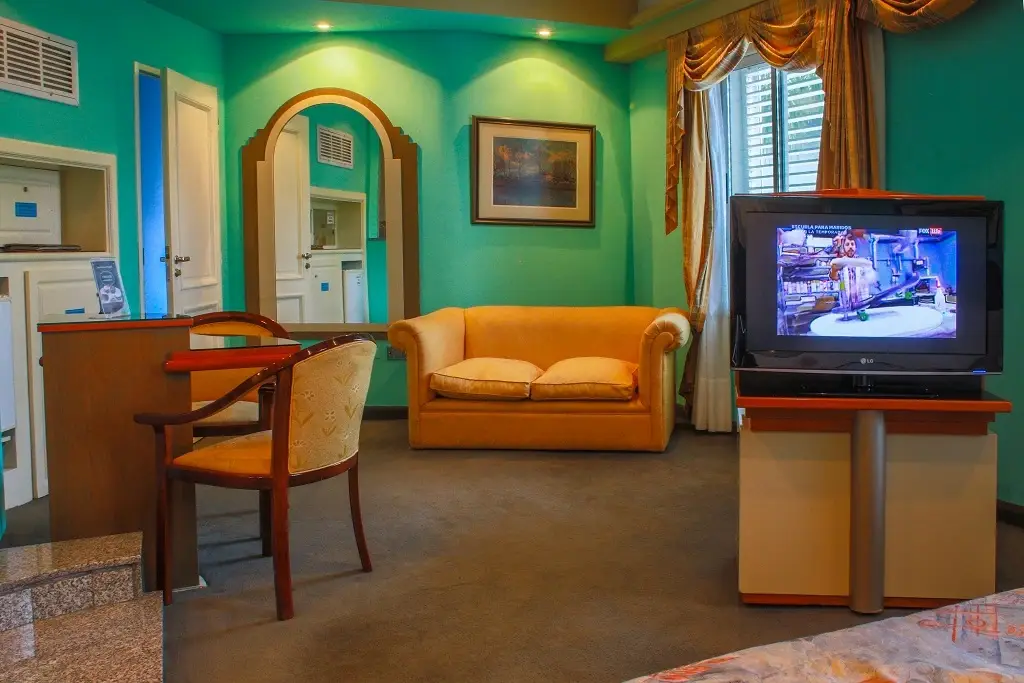 Habitación con sauna y decoración moderna en hotel alojamiento Torre de los Lagos